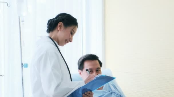 Doutor Com Paciente Médica Jovem Conversando Com Paciente Sênior Hospital — Vídeo de Stock