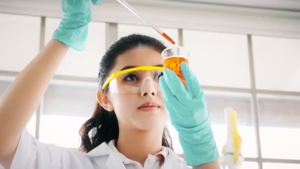 Químico Asiático Trabalhar Num Laboratório Jovem Química Feminina Colocando Líquido — Vídeo de Stock