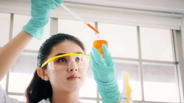 Químico Asiático Trabalhar Num Laboratório Jovem Química Feminina Colocando Líquido — Vídeo de Stock