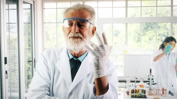 Vedoucí Chemik Portrét Mluvit Před Kamerou Věda Koncept — Stock video