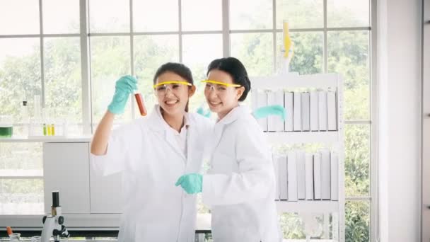 Joven Química Asiática Celebrando Éxito Experimento Dando Choca Abrazo Batas — Vídeo de stock