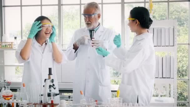 Grupo Químicos Trabalhar Num Laboratório Jovens Químicas Asiáticas Com Química — Vídeo de Stock