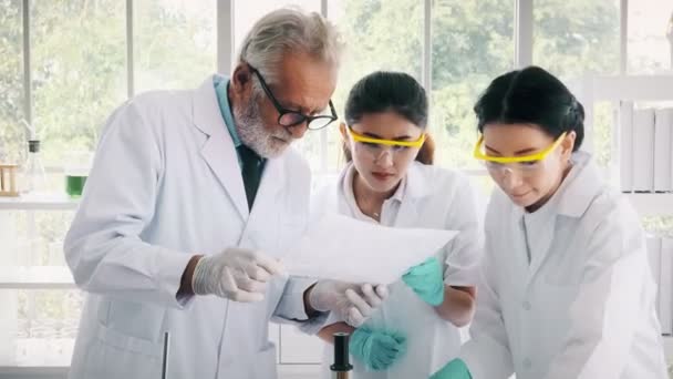 Group Chemists Working Lab Young Asian Female Chemists Senior Caucasian — Stock Video