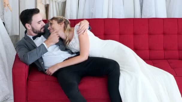 Romantisches Hochzeitspaar Teuren Kleiderladen Weiße Männer Und Frauen Brautkleidern Auf — Stockvideo