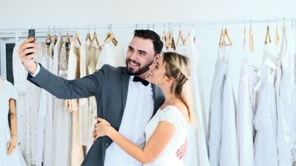 Casal Casamento Romântico Loja Vestidos Caro Homem Mulher Brancos Vestidos — Vídeo de Stock