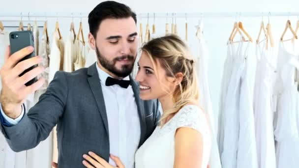 Pareja Romántica Boda Tienda Ropa Caro Hombre Blanco Mujer Vestido — Vídeo de stock