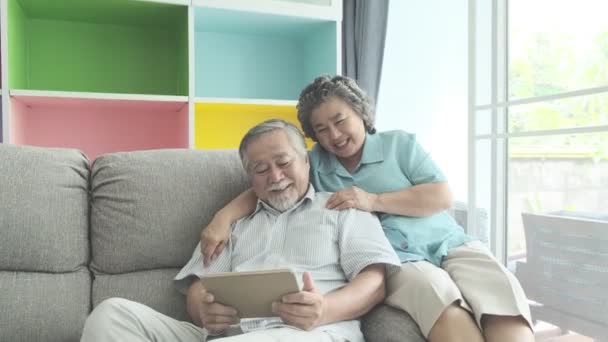 Pareja Mayor Sentado Viendo Tableta Sala Estar Jubilado Viejo Asiático — Vídeo de stock