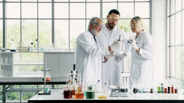 Chemiker Die Einem Labor Arbeiten Junge Weiße Chemiker Und Chemikerinnen — Stockvideo