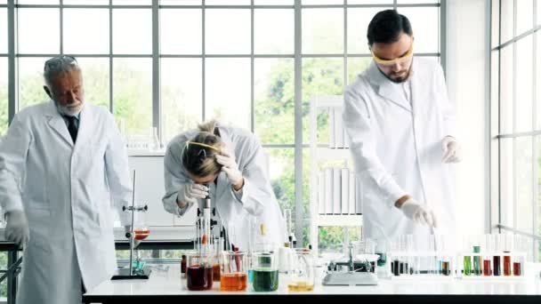 Grupo Químicos Trabajando Laboratorio Químicos Blancos Jóvenes Mujeres Con Químico — Vídeo de stock