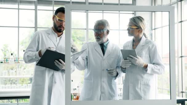 Ομάδα Της Χημικοί Που Εργάζονται Ένα Εργαστήριο Νέοι Λευκό Αρσενικό — Αρχείο Βίντεο