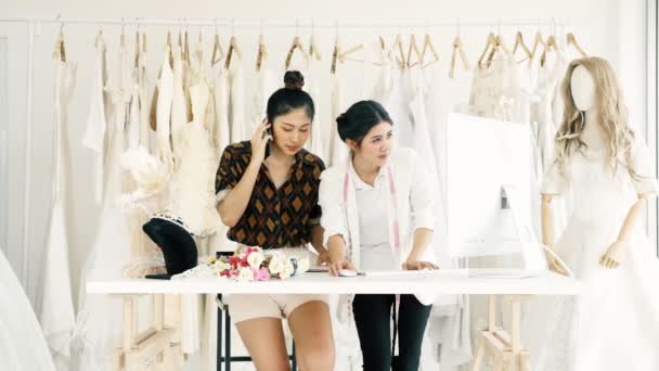 Joven Diseñador Casas Moda Trabajando Juntos Vestido Novia Joven Mujer — Vídeos de Stock