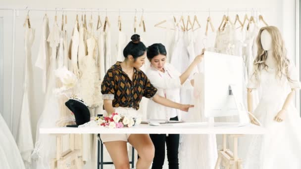 Молодой Дизайнер Дома Моды Работает Вместе Свадебное Платье Молодая Азиатка — стоковое видео
