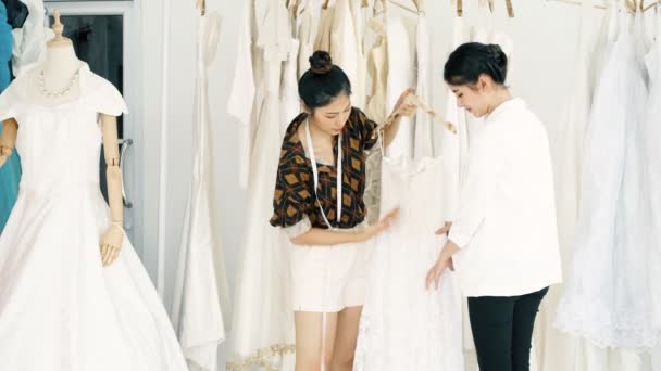 Νέοι Γαμήλια Φόρεμα Σχεδιαστής Εργασίας Νεαρά Ασιατικές Γυναίκα Προσπαθεί Πουλήσει — Αρχείο Βίντεο