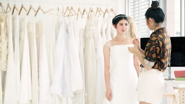 Jovem Designer Vestidos Noiva Trabalhando Jovem Mulher Asiática Deixe Seu — Vídeo de Stock