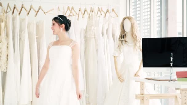 若い結婚式ドレス デザイナー作業 アジアの若い女性は 彼女の顧客の新しいウェディング ドレスを試着をしましょう スモール ビジネス コンセプト — ストック動画