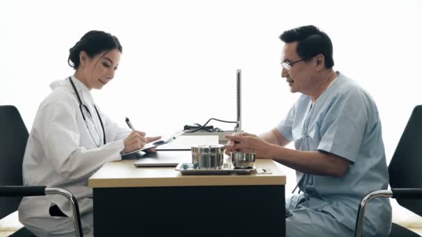 Lekarz Pacjentem Młoda Kobieta Lekarz Medycyny Rozmawiać Rangą Pacjenta Szpitalu — Wideo stockowe