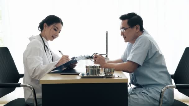 Docteur Avec Patient Jeune Femme Médecin Parlant Une Patiente Âgée — Video