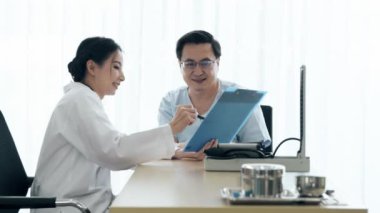 Doktor hasta ile. Hastanenin üst düzey hastası konuşurken genç kadın tıp doktoru. Notlarını gösteren. Üst düzey bakım sağlık ve sigorta kavramı.