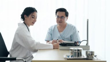 Doktor hasta ile. Hastanenin üst düzey hastası konuşurken genç kadın tıp doktoru. Not almak. Üst düzey bakım sağlık ve sigorta kavramı.