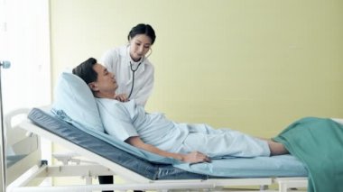 Doktor hasta ile. Hastanenin yatakta üst düzey hastası konuşurken genç kadın tıp doktoru. Üst düzey bakım sağlık ve sigorta kavramı.