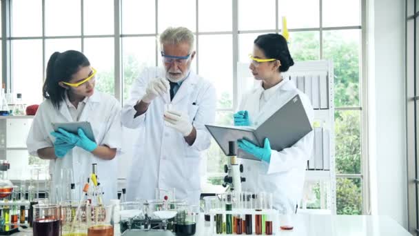 Grupo Químicos Trabalhar Num Laboratório Jovens Químicas Asiáticas Com Química — Vídeo de Stock