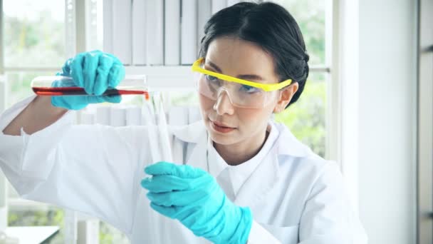 Químico Asiático Trabajando Laboratorio Química Joven Poniendo Líquido Químico Tubo — Vídeos de Stock