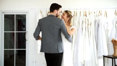 Romantik düğün çift pahalı kıyafet Dükkanı. Beyaz adam ve kadın gelin, dostum onun kadın ile birlikte dans elbise. Romantik genç çift kavramı.