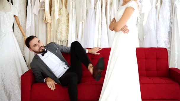 Ζευγάρι Ρομαντικό Γάμο Στο Ακριβό Φόρεμα Shop Λευκό Άνδρα Και — Αρχείο Βίντεο