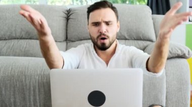 Diz üstü üzerine odaklama üzerinde katta oturan genç adam. Sakal, freelence kavramı ile beyaz erkek.  