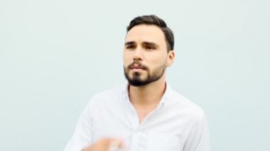 Genç adam mavi duvara yasaktır. Genç sigara içen kavramı.