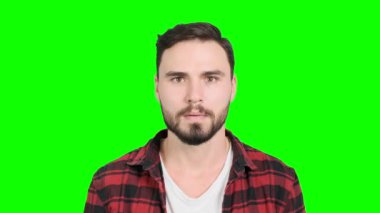 Genç adam son derece yeşil ekranda büyük kazanmak sonra şok hareket. Beyaz erkek, chroma anahtar.