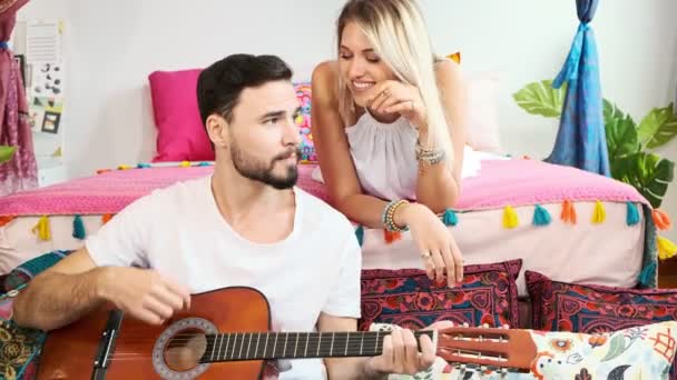 Joven Tocando Guitarra Con Novia Acostada Cama Hombre Mujer Blancos — Vídeos de Stock