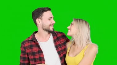Genç adam genç kadını yeşil ekranda öperken. Beyaz erkek ve kadın, chroma anahtar.