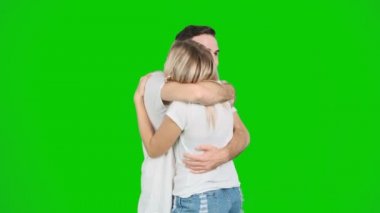 Genç çift ödül ve çok mutlu yeşil ekranda sarılma kazandı. Beyaz erkek ve kadın. Chroma anahtar.