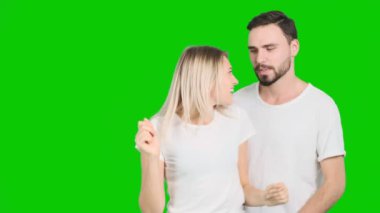 Genç çift mutluluk ile birlikte dans ve yeşil ekranda sevinç. Beyaz adam ve kadın. Chorma anahtar için.
