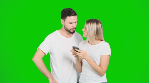 Jeune Couple Essayant Trouver Une Direction Utilisant Application Mobile Sur — Video