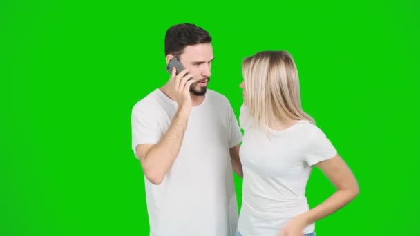 Молодая Пара Пытается Найти Направление Используя Мобильный Телефон Звонит Разговаривает — стоковое видео
