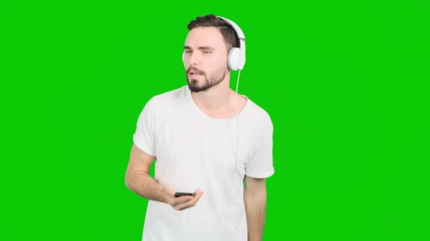 Jeune Homme Écoutant Musique Sur Écran Vert Homme Blanc Pour — Video
