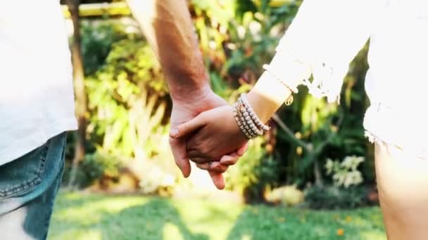 Pareja Joven Cogida Mano Parque Cerca Atardecer Concepto Romance Joven — Vídeos de Stock