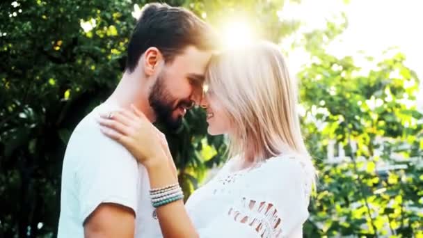 Casal Jovem Parque Dançando Relaxando Beijando Uns Aos Outros Romântico — Vídeo de Stock