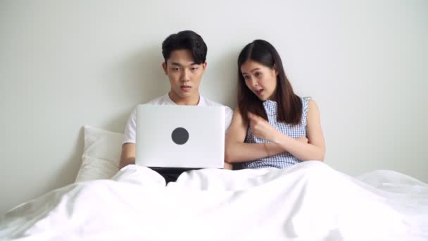 Couple Bed Looking Laptop Winning Posture Asian Chinese Man Woman — Stock Video