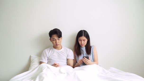 Пара Ліжку Дивлячись Мобільний Телефон Перемоги Постави Азіатський Китайський Чоловік — стокове відео