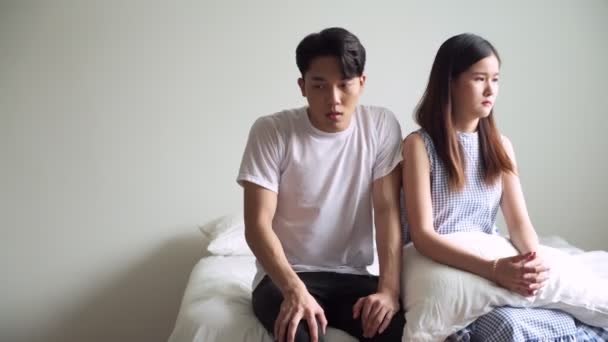 Jeune Homme Asiatique Essayant Plaire Belle Amie Asiatique Lit Problème — Video