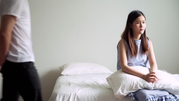 年轻的亚洲男人试图取悦他美丽的亚洲女孩朋友在床上惊喜礼物 年轻夫妇的社会问题 — 图库视频影像
