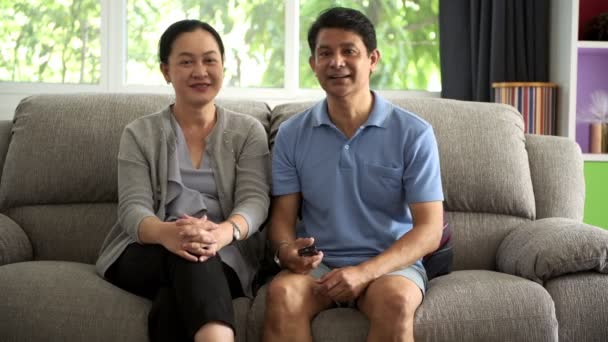 Senior Asiático Hombre Viendo Fútbol Partido Televisión Con Hermosa Esposa — Vídeo de stock