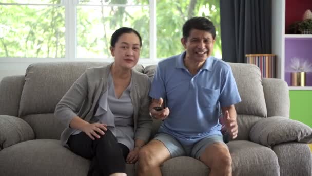 Senior Asiático Hombre Viendo Fútbol Partido Televisión Con Hermosa Esposa — Vídeo de stock