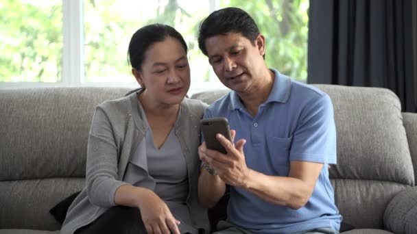 Sênior Asiático Homem Navegando Telefone Celular Com Sua Bela Esposa — Vídeo de Stock