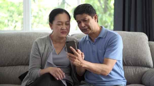 Hombre Asiático Mayor Navegando Por Teléfono Móvil Con Hermosa Esposa — Vídeo de stock
