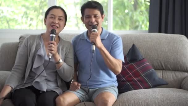 Couple Asiatique Senior Chantant Une Chanson Ensemble Dans Salon Sourire — Video