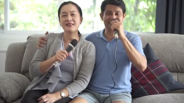 Senioren Asiatisches Paar Singen Gemeinsam Ein Lied Wohnzimmer Glückliches Lächeln — Stockvideo